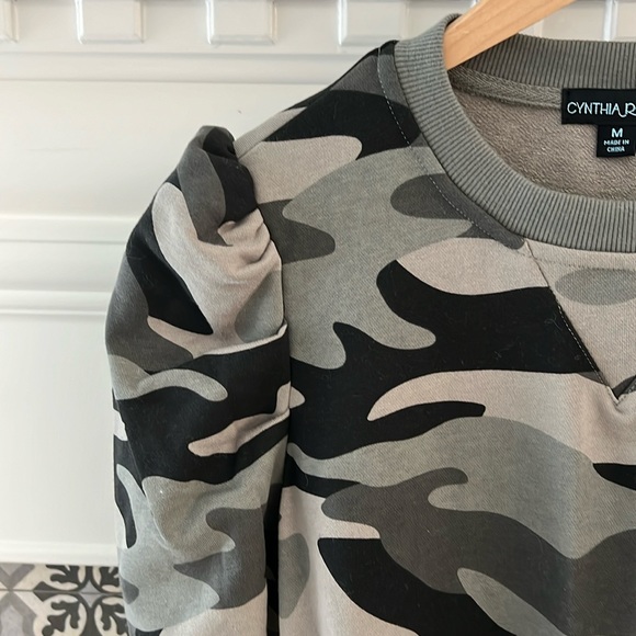 RARE NWT Cynthia Rowley Camo Puff Sleeve sweater sweatshirt top M - Picture 2 of 4
